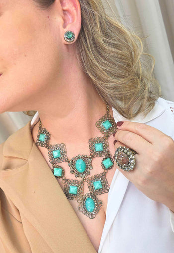 Maxi Colar Margarete: Luxuoso com Pedras Verde Água e Strass Black Diamond no Ouro Velho | Peça Exclusiva