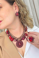 Maxi Colar Monique: Com Mix de Pingentes e Pedras Vermelhas no Vintage | Destaque no seu Look