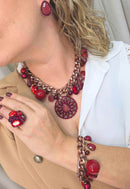Maxi Colar Monique: Com Mix de Pingentes e Pedras Vermelhas no Vintage | Destaque no seu Look