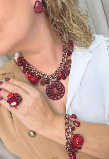 Maxi Colar Monique: Com Mix de Pingentes e Pedras Vermelhas no Vintage | Destaque no seu Look