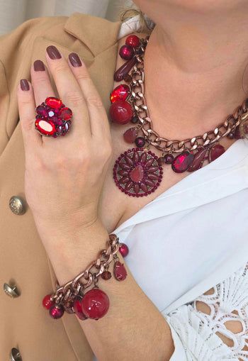 Maxi Colar Monique: Com Mix de Pingentes e Pedras Vermelhas no Vintage | Destaque no seu Look