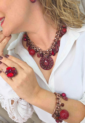 Maxi Colar Monique: Com Mix de Pingentes e Pedras Vermelhas no Vintage | Destaque no seu Look