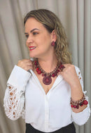 Maxi Colar Monique: Com Mix de Pingentes e Pedras Vermelhas no Vintage | Destaque no seu Look