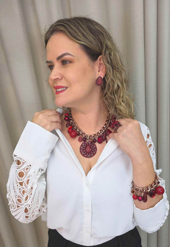 Maxi Colar Monique: Com Mix de Pingentes e Pedras Vermelhas no Vintage | Destaque no seu Look