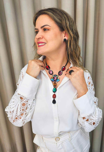 Colar Zoz de com pingente e pedras coloridas e veneziana preta