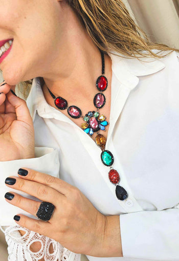 Colar Zoz de com pingente e pedras coloridas e veneziana preta