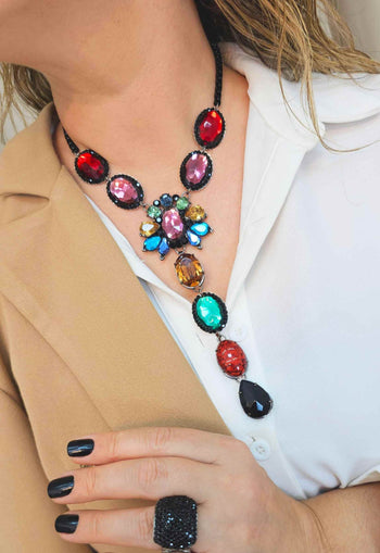 Colar Zoz de com pingente e pedras coloridas e veneziana preta