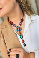 Colar Zoz de com pingente e pedras coloridas e veneziana preta