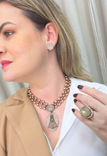 Colar Sineide com pingente de Nossa Senhora Aparecida e mix de perolas vintage