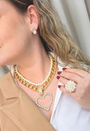 Colar Catarina: Glamour de Pérolas com Elos e Coração de Cristal no Dourado | Peça Exclusiva