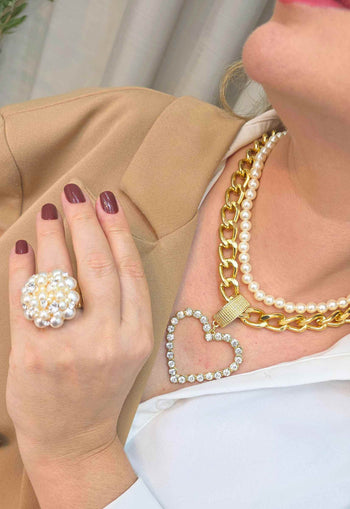 Colar Catarina: Glamour de Pérolas com Elos e Coração de Cristal no Dourado | Peça Exclusiva
