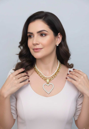 Colar Catarina: Glamour de Pérolas com Elos e Coração de Cristal no Dourado | Peça Exclusiva