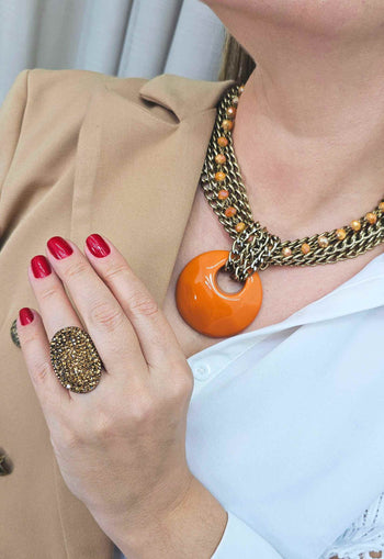 Colar Sintonia de correntes ouro velho com resina e cristais laranja