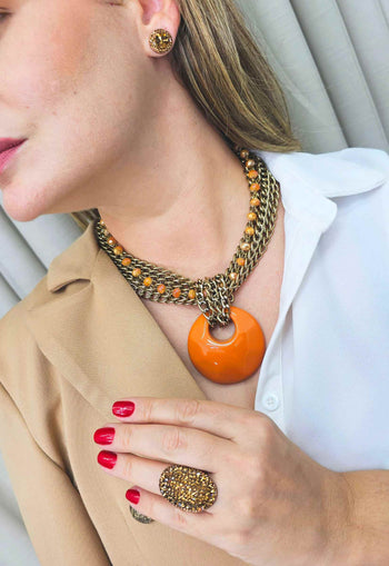 Colar Sintonia de correntes ouro velho com resina e cristais laranja