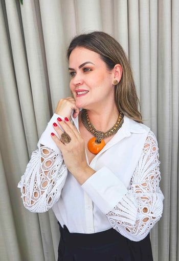 Colar Sintonia de correntes ouro velho com resina e cristais laranja