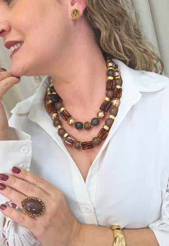 Maxi Colar Giorno de resinas marrom e detalhes em dourado