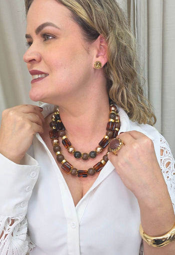 Maxi Colar Giorno de resinas marrom e detalhes em dourado