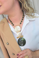 Colar Diniz de resina verde com pingente de metal dourado