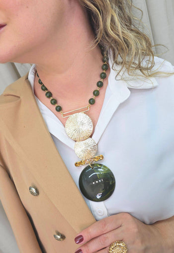 Colar Diniz de resina verde com pingente de metal dourado