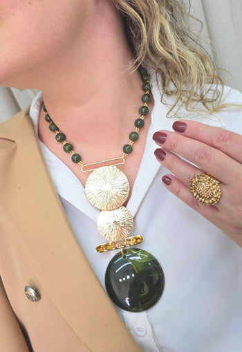 Colar Diniz de resina verde com pingente de metal dourado