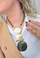 Colar Diniz de resina verde com pingente de metal dourado