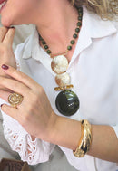 Colar Diniz de resina verde com pingente de metal dourado