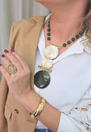 Colar Diniz de resina verde com pingente de metal dourado