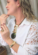 Colar Diniz de resina verde com pingente de metal dourado