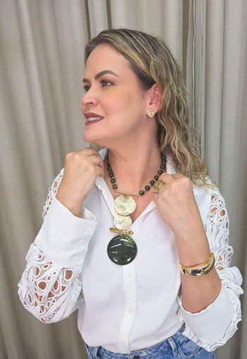 Colar Diniz de resina verde com pingente de metal dourado