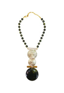 Colar Diniz de resina verde com pingente de metal dourado