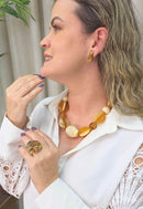 Colar Marques de resinas marrons e detalhes em dourado