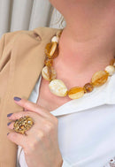 Colar Marques de resinas marrons e detalhes em dourado