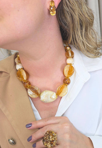 Colar Marques de resinas marrons e detalhes em dourado