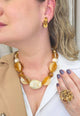 Colar Marques de resinas marrons e detalhes em dourado