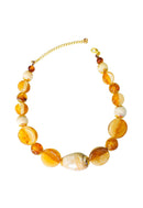 Colar Marques de resinas marrons e detalhes em dourado