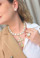 Maxi Colar Anunciação: Religioso de Crucifixo com Pérolas e Cristais no Dourado | Acessório de Luxo