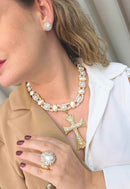 Maxi Colar Anunciação: Religioso de Crucifixo com Pérolas e Cristais no Dourado | Acessório de Luxo