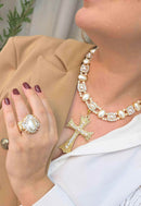 Maxi Colar Anunciação: Religioso de Crucifixo com Pérolas e Cristais no Dourado | Acessório de Luxo