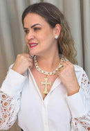Maxi Colar Anunciação: Religioso de Crucifixo com Pérolas e Cristais no Dourado | Acessório de Luxo