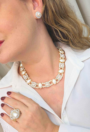 Maxi Colar Anunciação: Religioso de Crucifixo com Pérolas e Cristais no Dourado | Acessório de Luxo