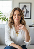 Maxi Colar Anunciação: Religioso de Crucifixo com Pérolas e Cristais no Dourado | Acessório de Luxo