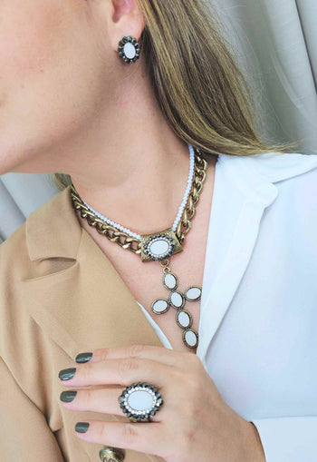 Colar de cruz Fascínio ouro velho com pedras brancas e pingente de crucifixo