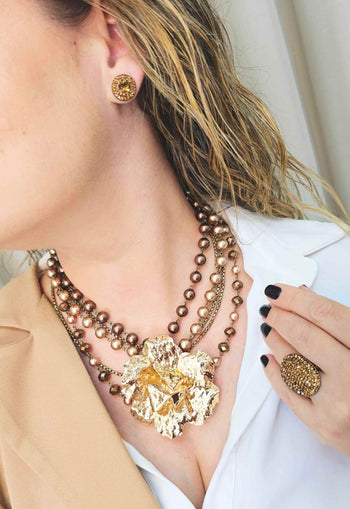 Maxi colar Florinda com perolas cobreadas e pingente de flor dourada luxo