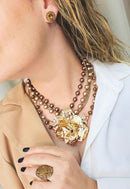 Maxi colar Florinda com perolas cobreadas e pingente de flor dourada luxo