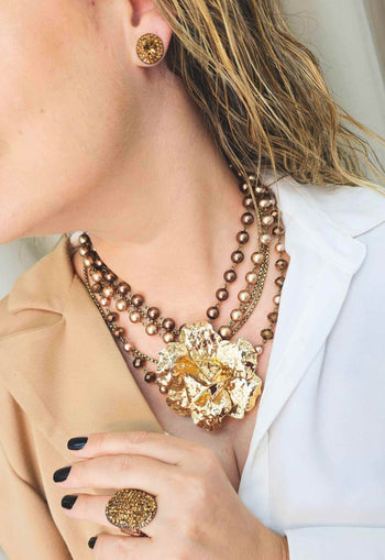Maxi colar Florinda com perolas cobreadas e pingente de flor dourada luxo