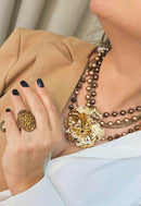 Maxi colar Florinda com perolas cobreadas e pingente de flor dourada luxo