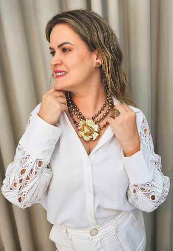 Maxi colar Florinda com perolas cobreadas e pingente de flor dourada luxo