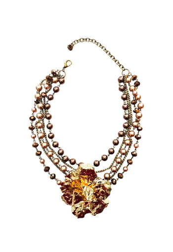 Maxi colar Florinda com perolas cobreadas e pingente de flor dourada luxo