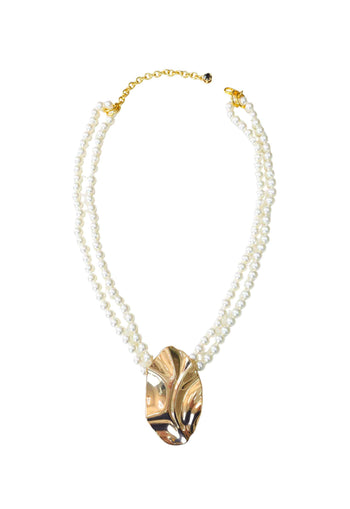 Colar Kalaf de perolas com pingente de metal dourado