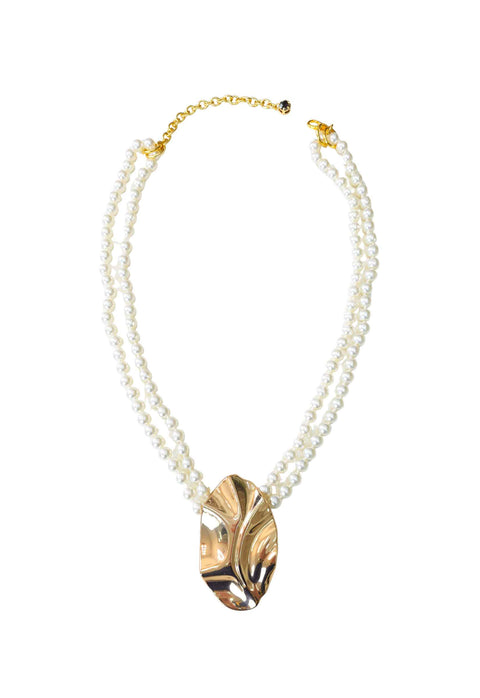 Colar Kalaf de perolas com pingente de metal dourado